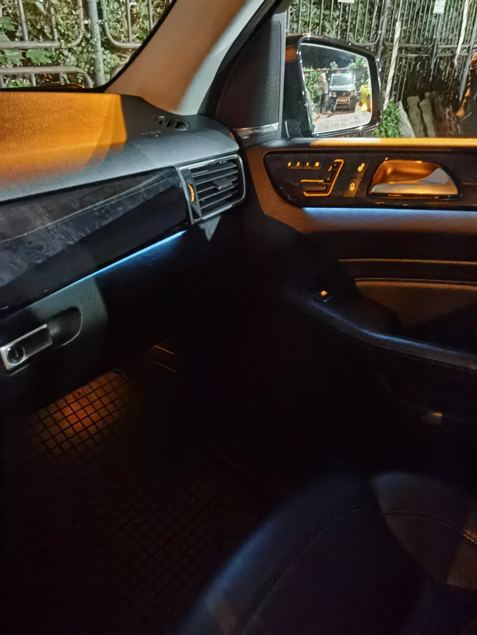 Mercedes-Benz ML 350 ПРУЖИНИ, PANO, HARMAN, AMG, ЛИЗИНГ, KEYLESS GO, F1, снимка 14 - Автомобили и джипове - 53798188