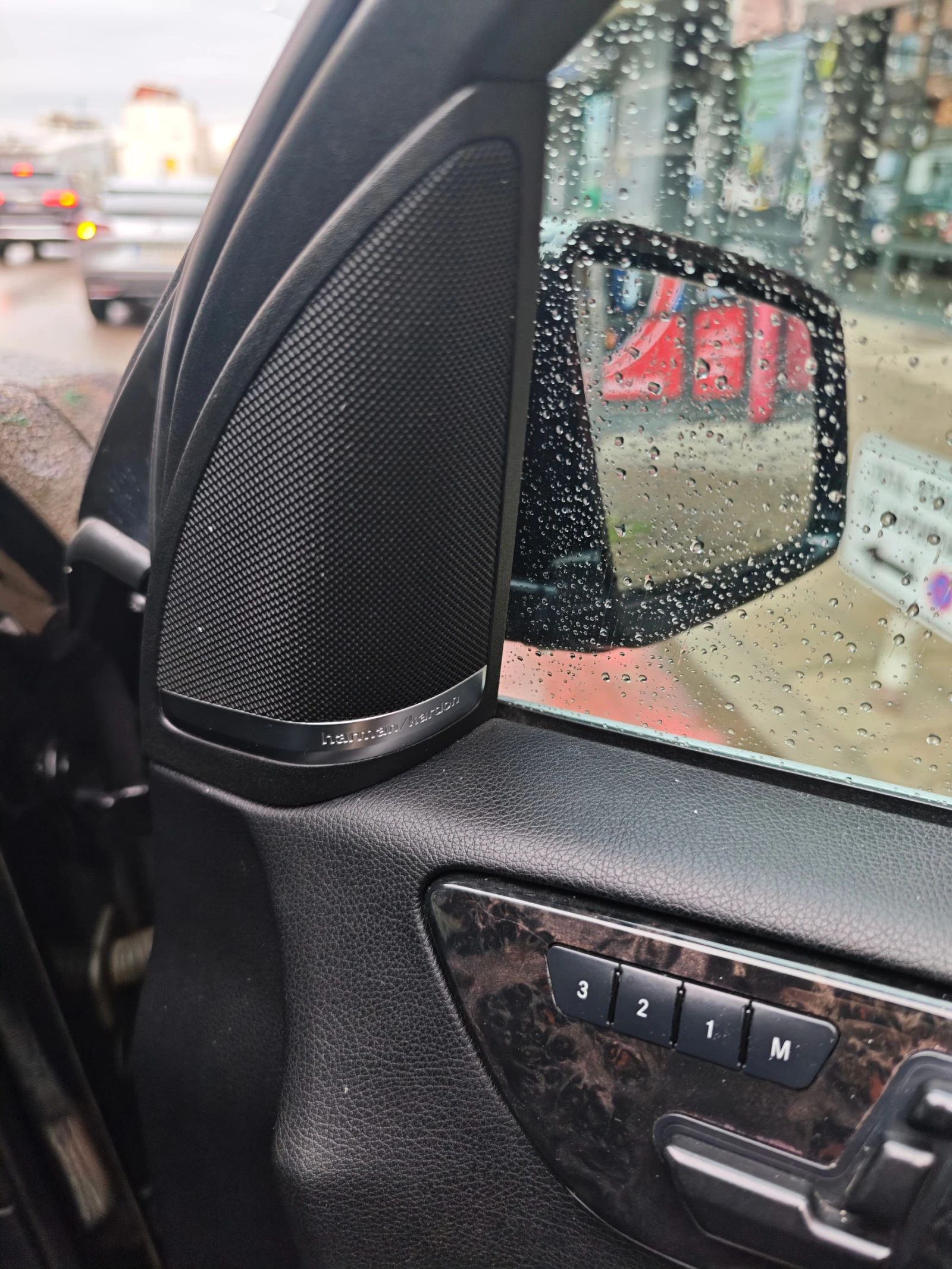 Mercedes-Benz ML 350 ПРУЖИНИ, PANO, HARMAN, AMG, ЛИЗИНГ, KEYLESS GO, F1, снимка 16 - Автомобили и джипове - 53798188