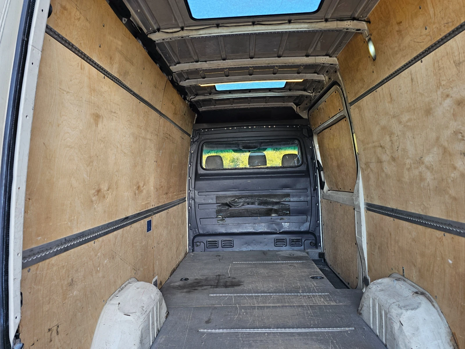 VW Crafter 2.5 Tdi , снимка 11 - Бусове и автобуси - 56010544
