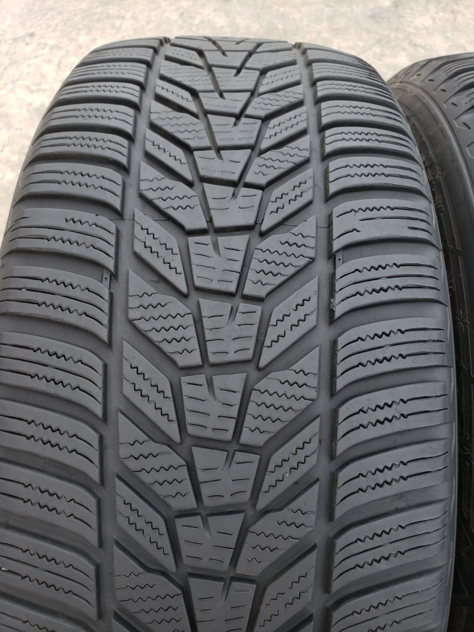 Гуми Зимни 235/55R18