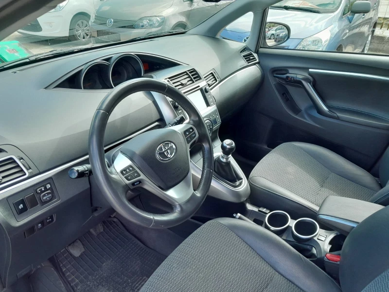 Toyota Verso 1.6D4D, снимка 5 - Автомобили и джипове - 47463316