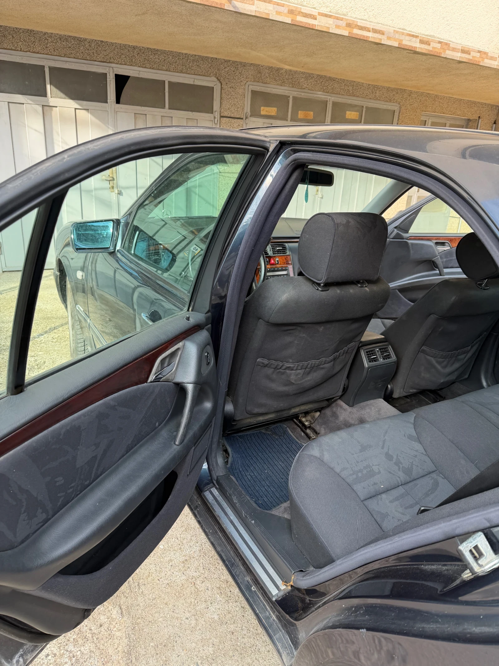 Mercedes-Benz E 220, снимка 16 - Автомобили и джипове - 54043542