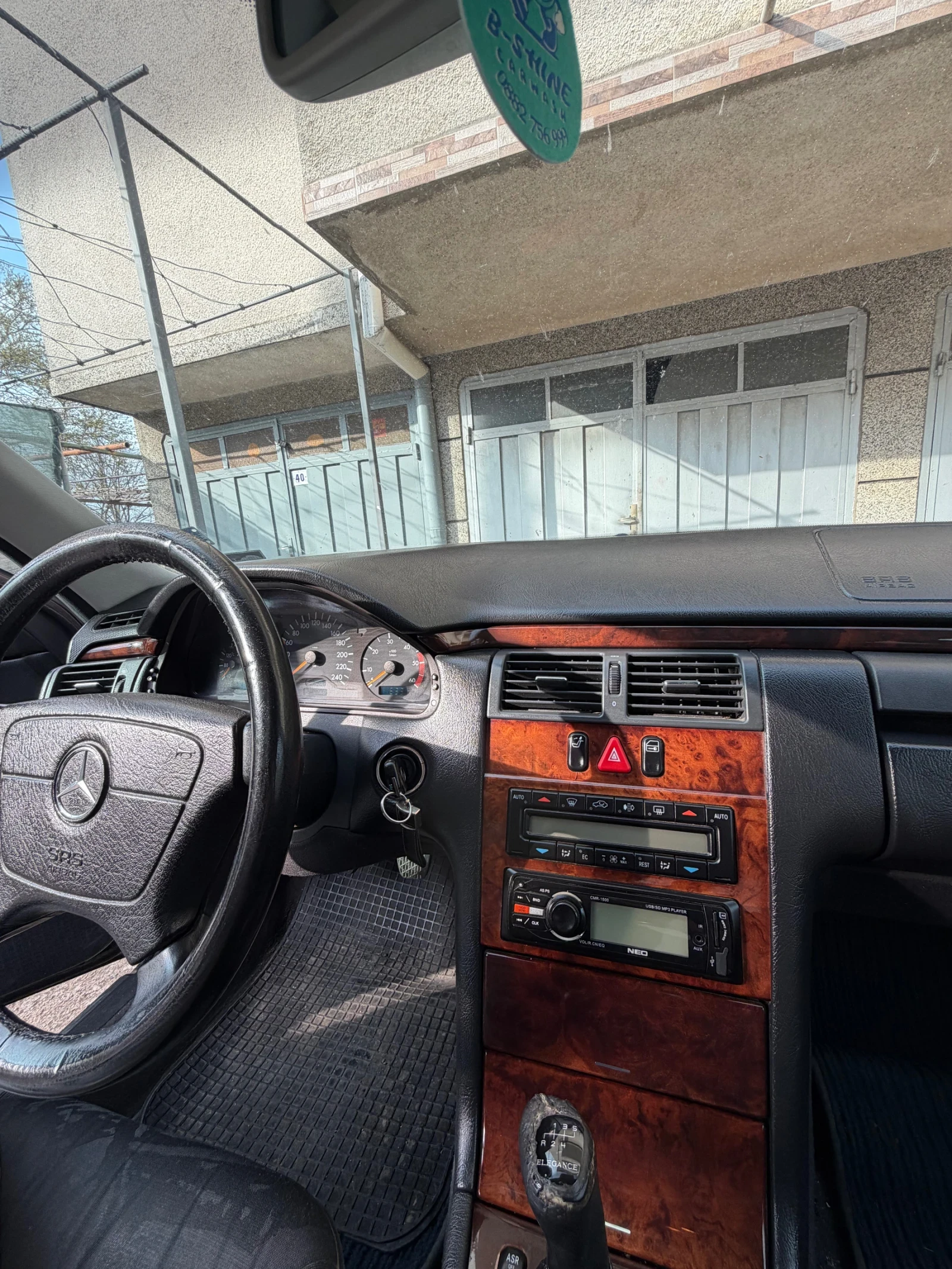 Mercedes-Benz E 220, снимка 9 - Автомобили и джипове - 54043542