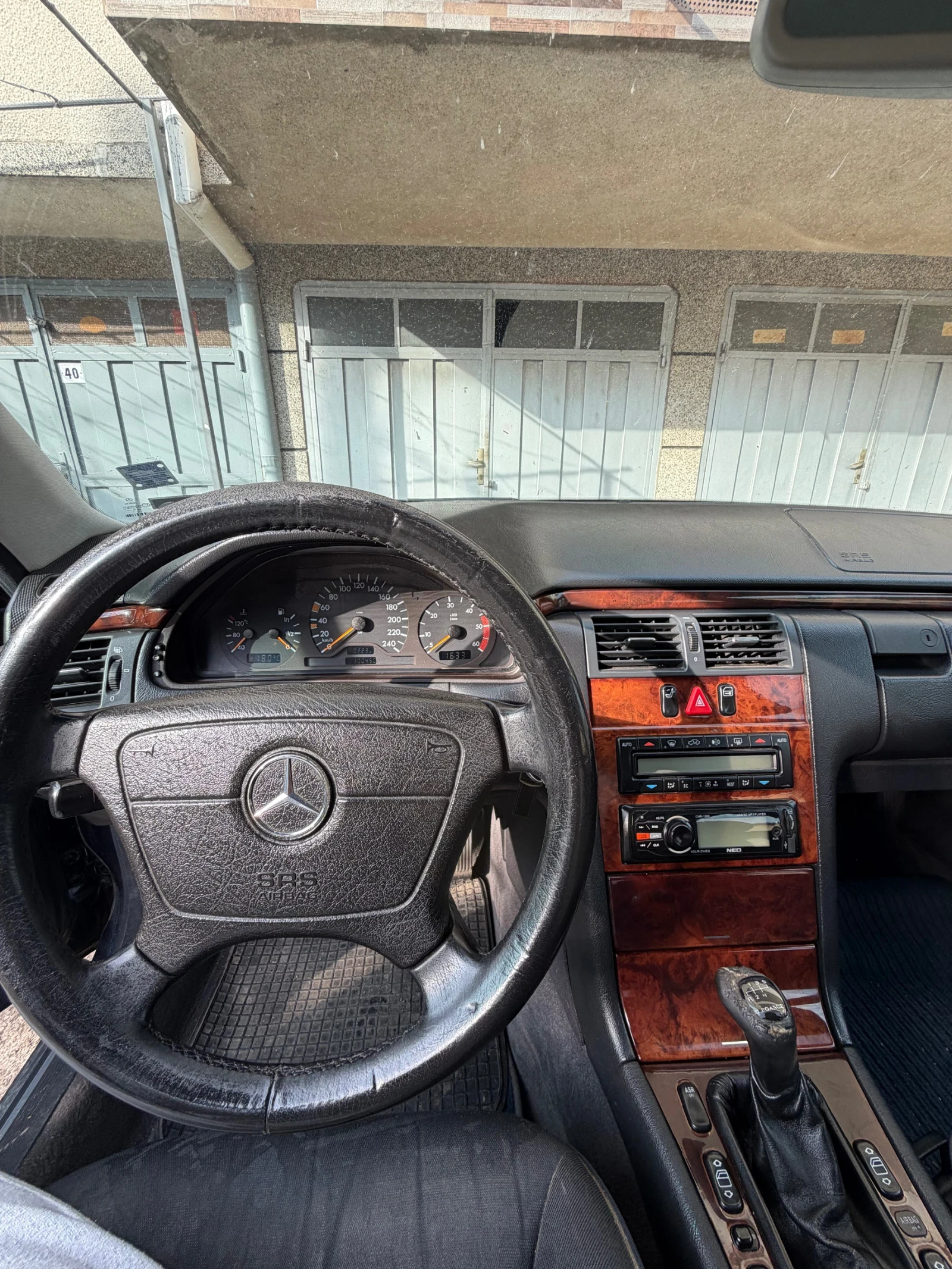 Mercedes-Benz E 220, снимка 12 - Автомобили и джипове - 54043542