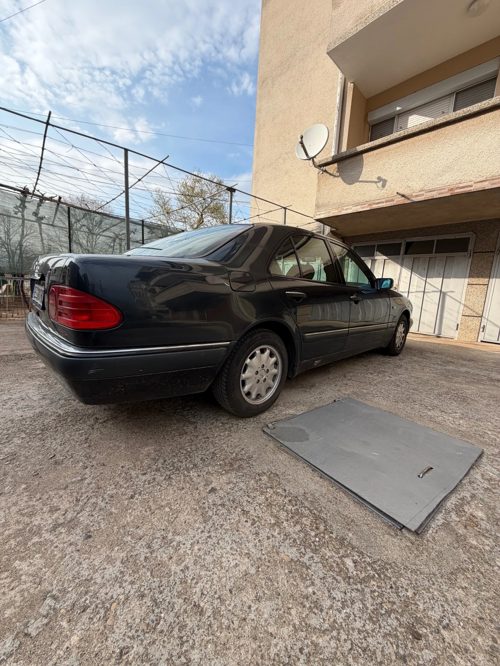 Mercedes-Benz E 220, снимка 7 - Автомобили и джипове - 54043542