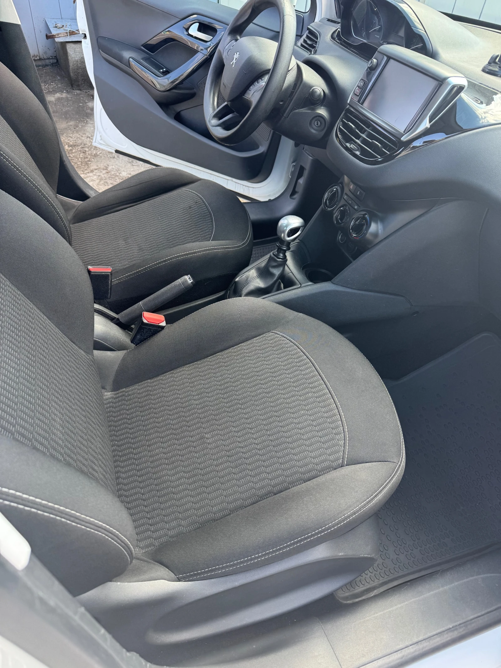 Peugeot 208, снимка 8 - Автомобили и джипове - 54346437