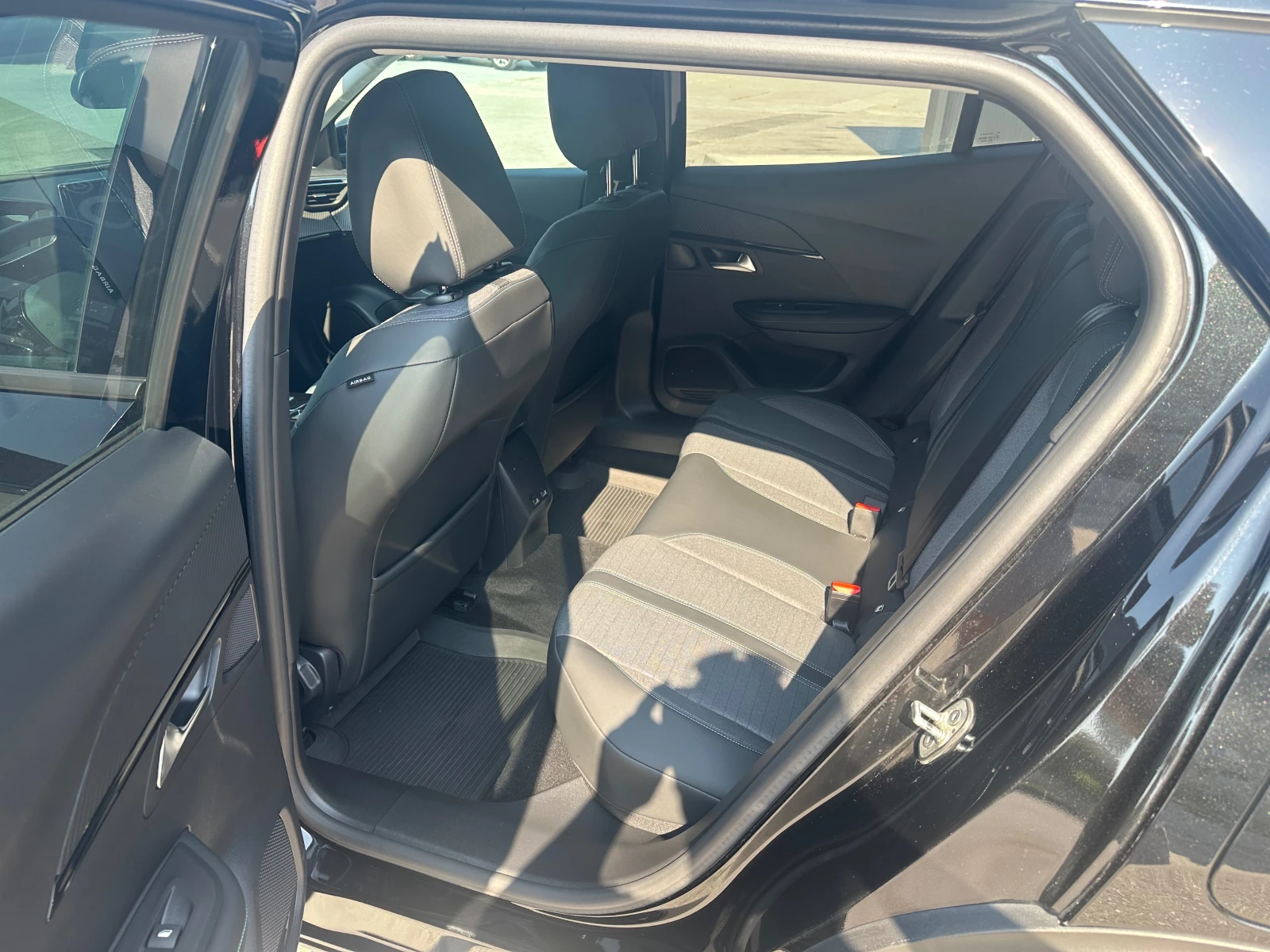 Peugeot 2008 Electric Drive* 50kWh, снимка 11 - Автомобили и джипове - 55204311