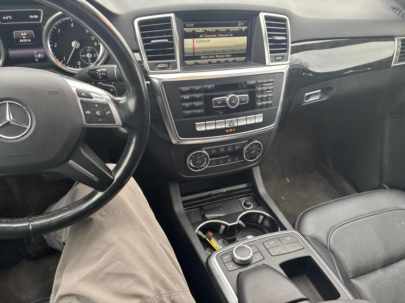 Mercedes-Benz ML 350 BlueTec* 360* H&K* Пано* Подгрев* AMG packet, снимка 8 - Автомобили и джипове - 52615777