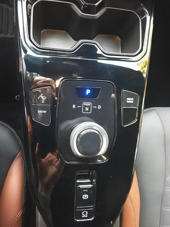 Suzuki Vitara ELECTRIC* PANO* DISTR* KEYLESS* 360 CAM* CARPLAY* , снимка 12 - Автомобили и джипове - 54063960