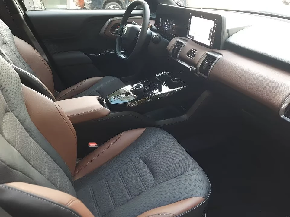 Suzuki Vitara ELECTRIC* PANO* DISTR* KEYLESS* 360 CAM* CARPLAY* , снимка 14 - Автомобили и джипове - 54063960