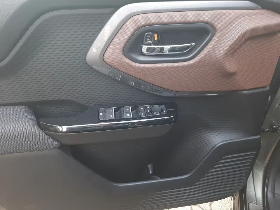 Suzuki Vitara ELECTRIC* PANO* DISTR* KEYLESS* 360 CAM* CARPLAY* , снимка 5 - Автомобили и джипове - 54063960