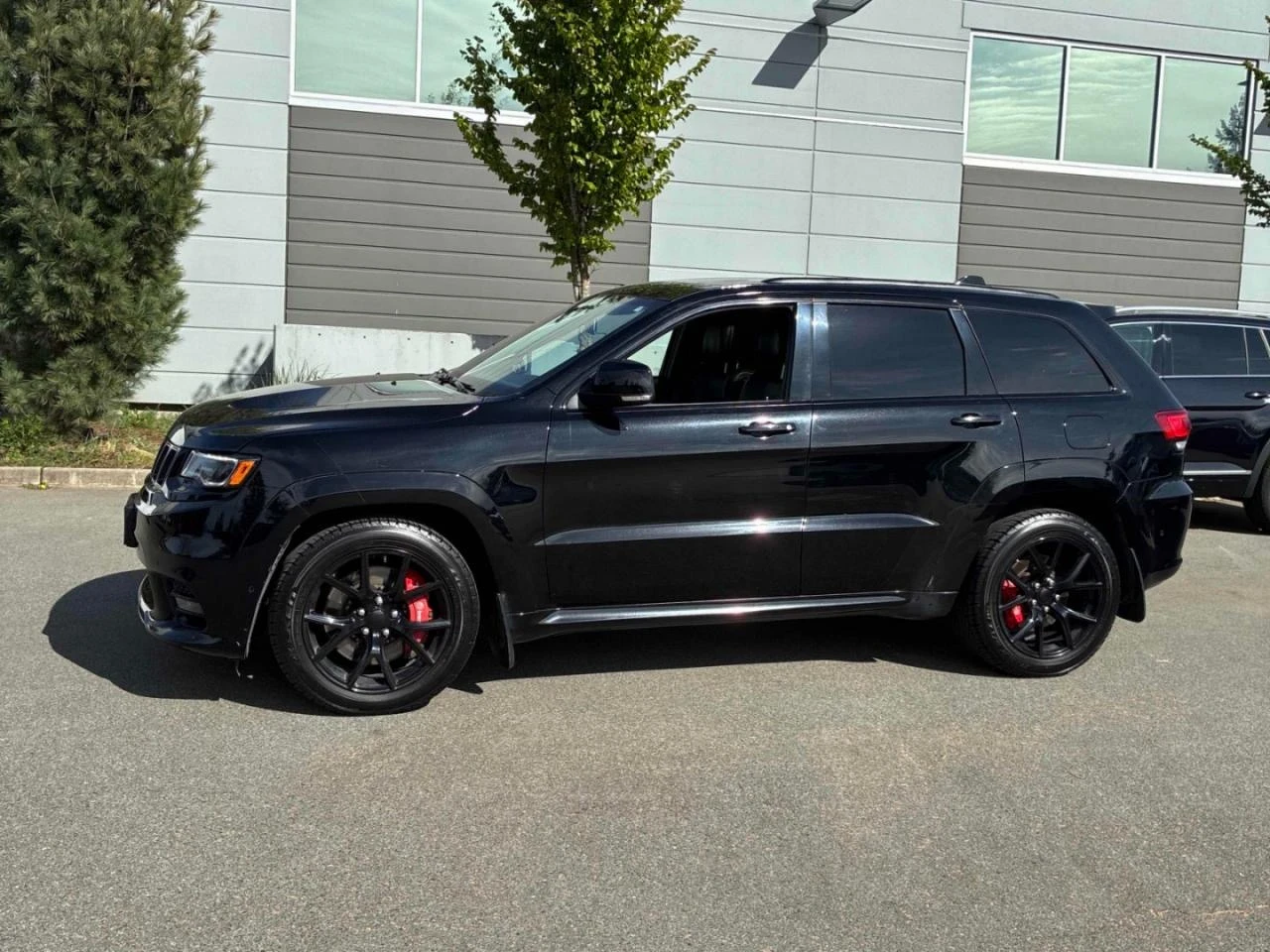 Jeep Grand cherokee SRT* Pano* 360view* Подгрев* Обдухване* Телевизори, снимка 2 - Автомобили и джипове - 54333767