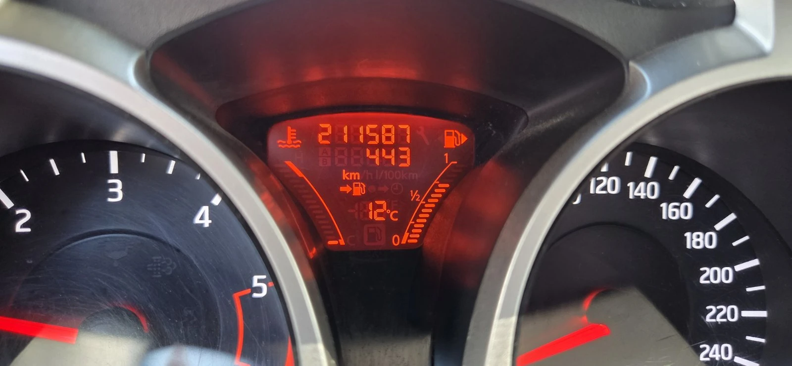 Nissan Juke, снимка 6 - Автомобили и джипове - 54341080