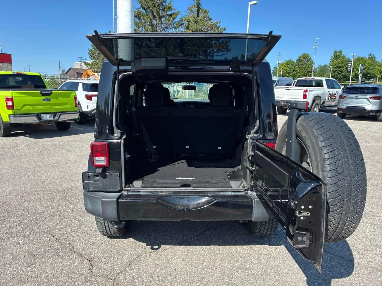 Jeep Wrangler SAHARA/CARFAX/ФИНАНСИРАНЕ, снимка 14 - Автомобили и джипове - 55418677