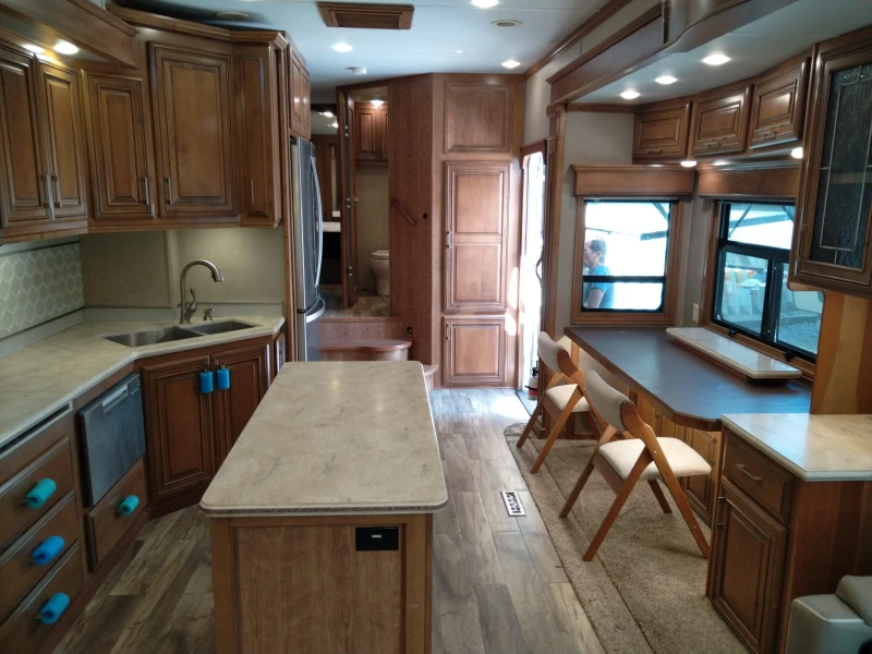 Каравана Други DRV Mobile Suites 40KSSB4, снимка 9 - Каравани и кемпери - 52629746