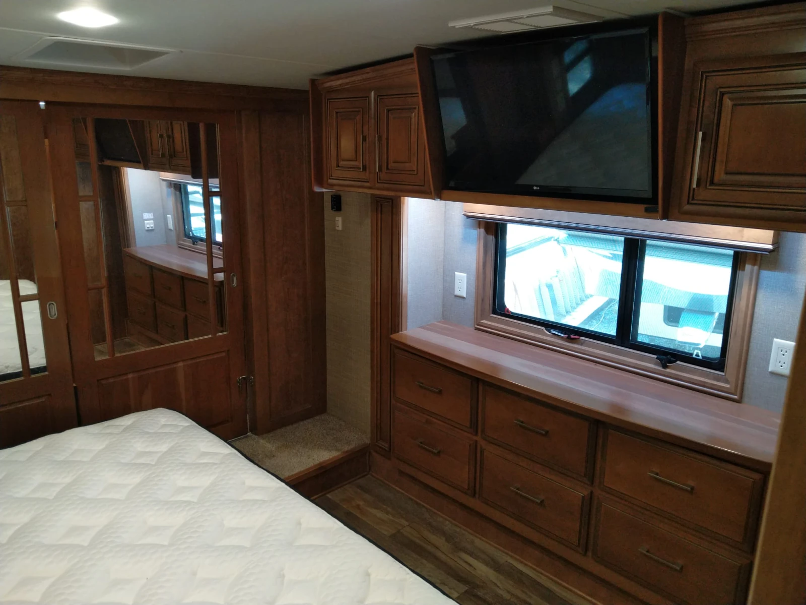  DRV Mobile Suites 40KSSB4 | Mobile.bg   15