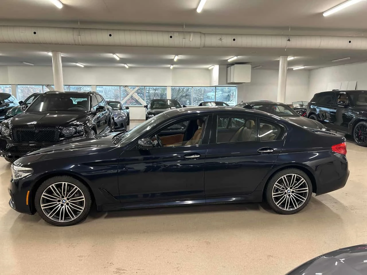 BMW 530  | 530i xDrive | 360 | HEAD-UP | , снимка 2 - Автомобили и джипове - 54043961