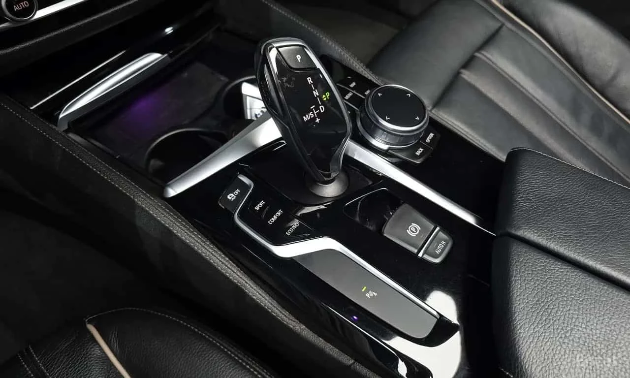 BMW 520 / ДИСТРОНИК / ХЕД-ЪП / АВТОКРЕДИТ БЕЗ ПЪРВОНАЧАЛНА, снимка 10 - Автомобили и джипове - 56200356