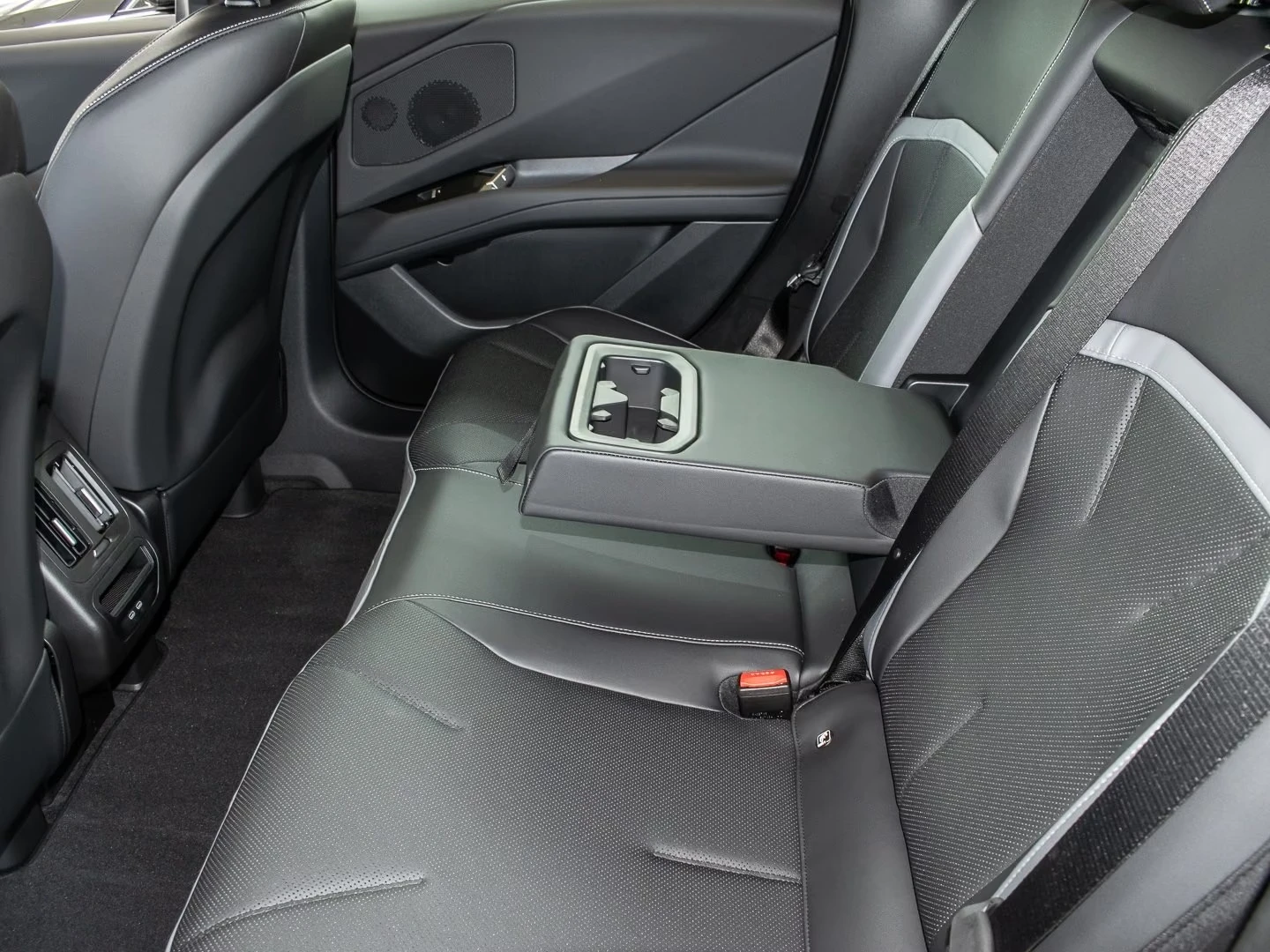 BMW iX3 40/M-SPORT/LED/KEYLESS/, снимка 12 - Автомобили и джипове - 56327537