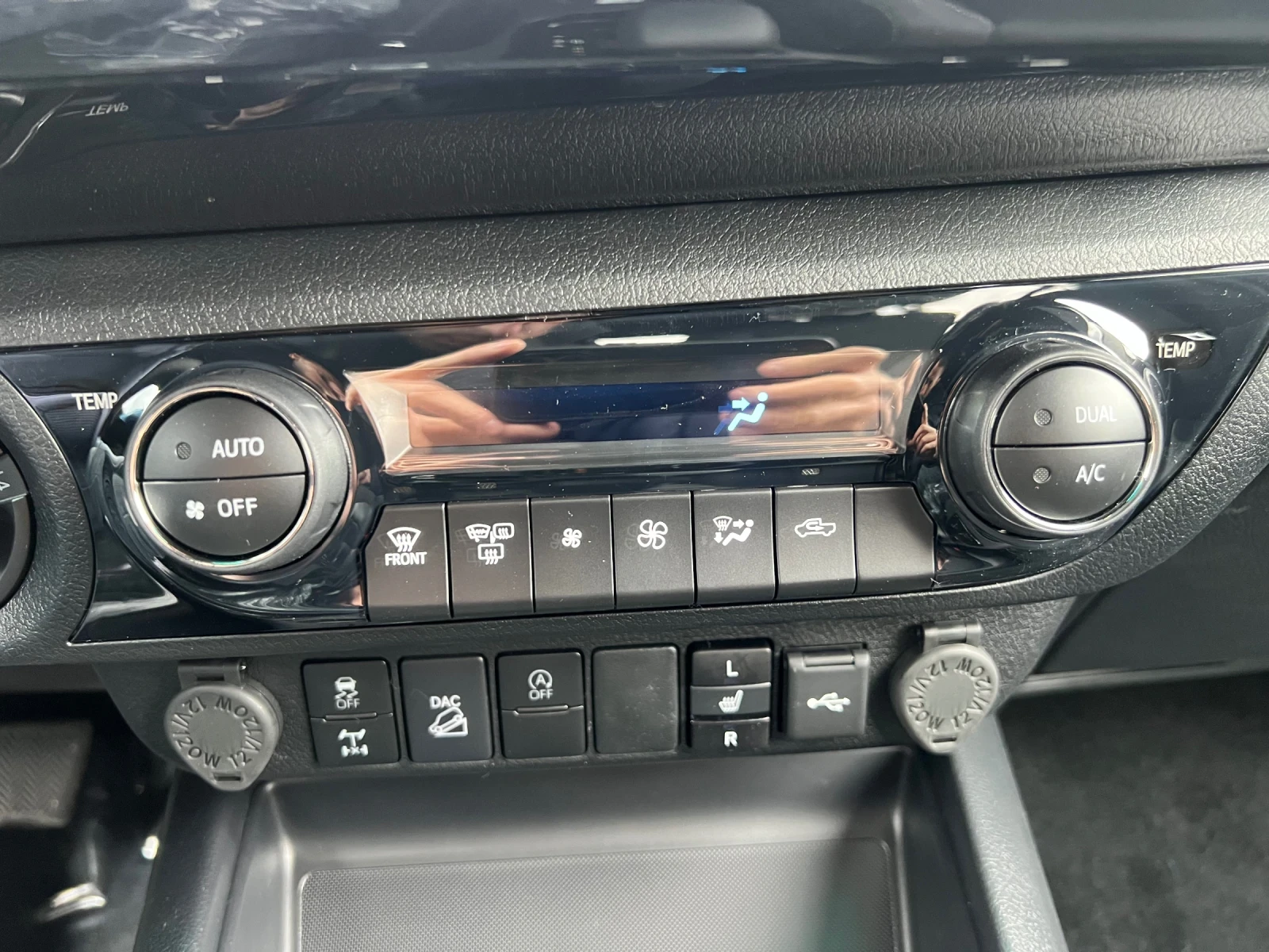 Toyota Hilux Invincible JBL MildHybrid 48V, снимка 11 - Автомобили и джипове - 54378822
