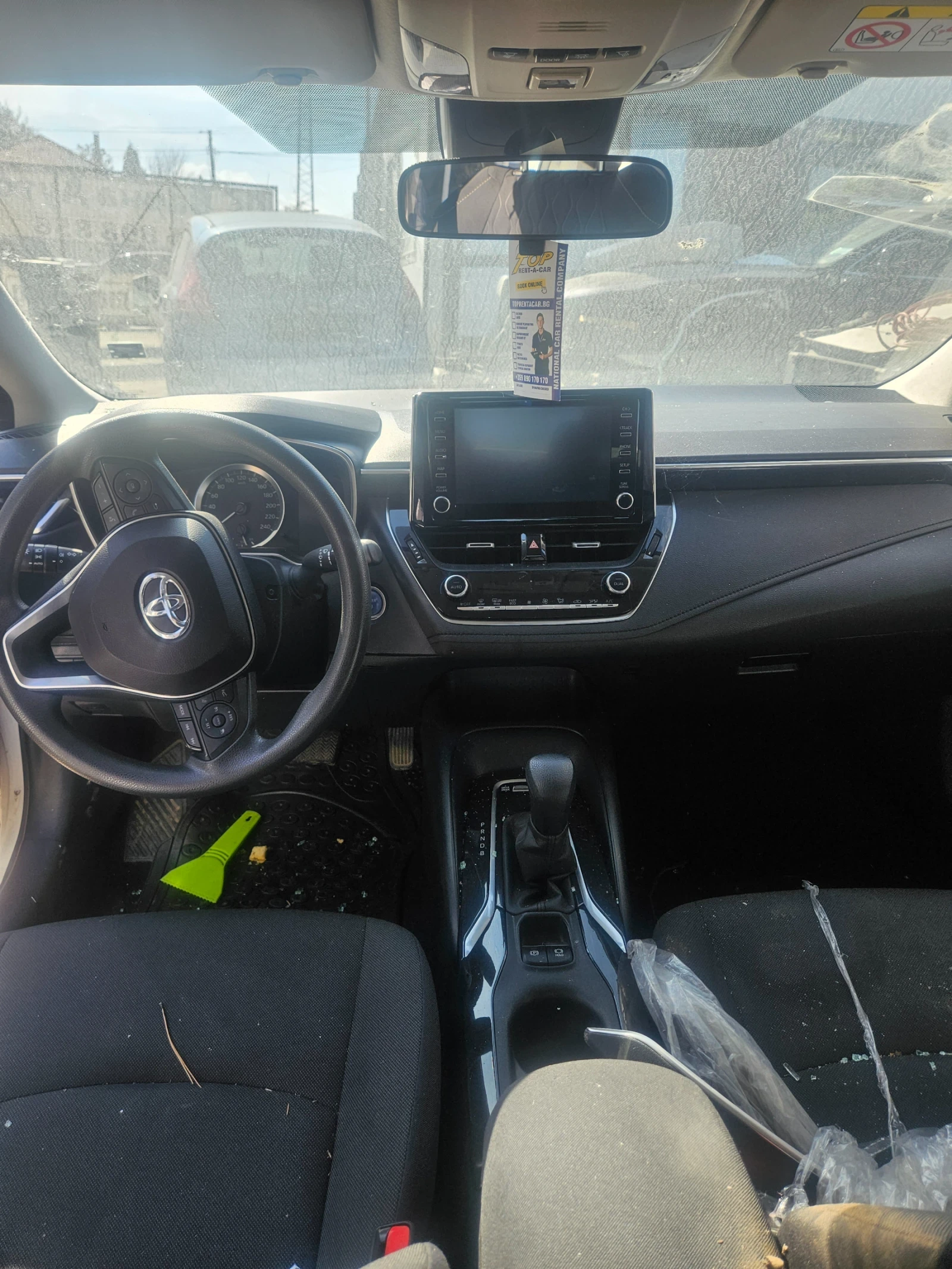 Toyota Corolla 1.8  HYBID - изображение 2