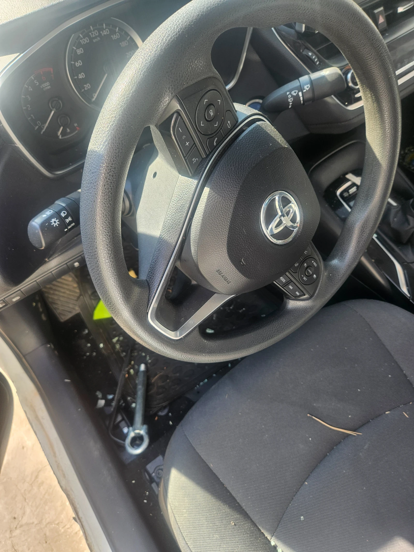 Toyota Corolla 1.8  HYBID - изображение 3
