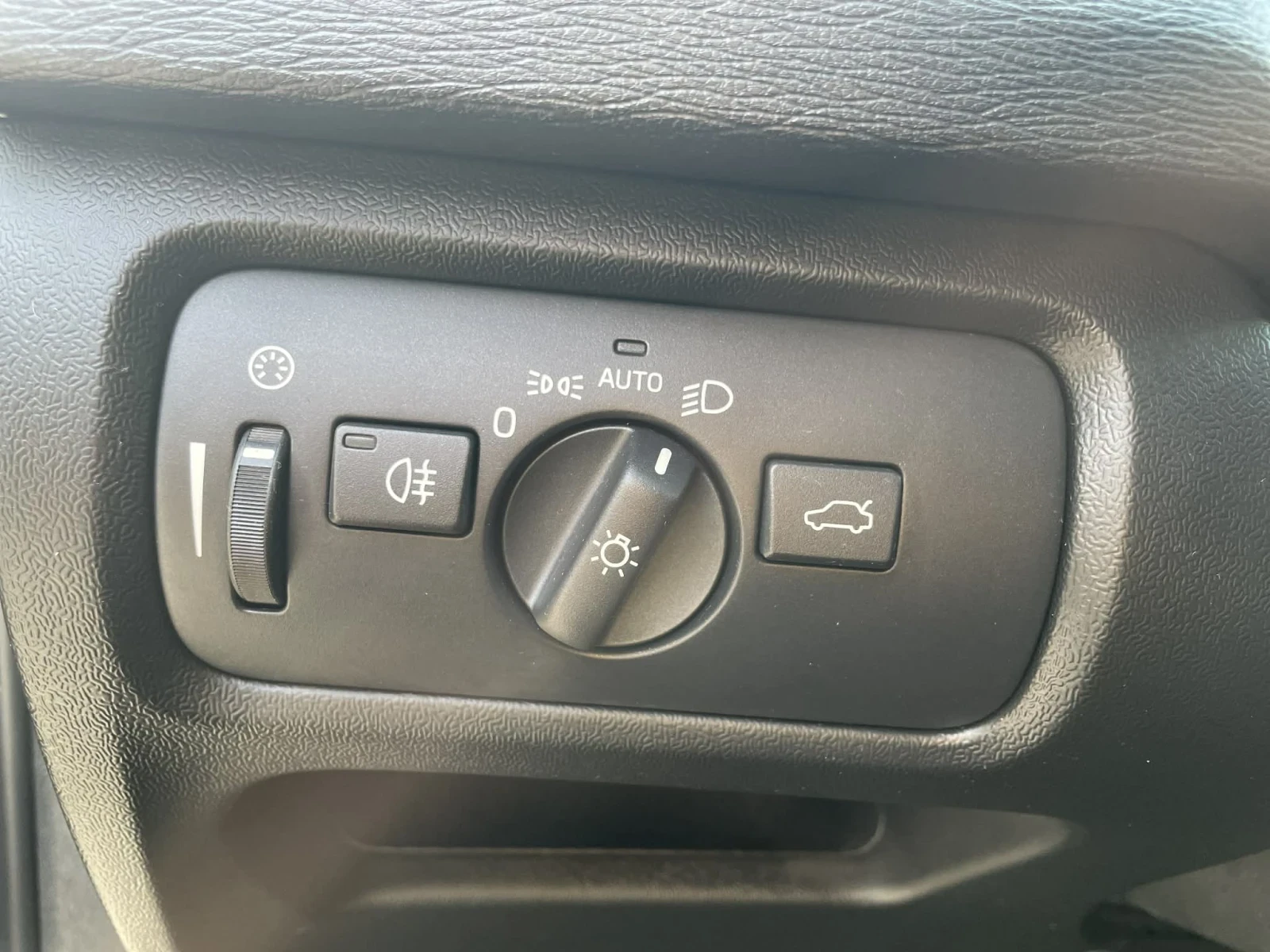 Volvo V40 Cross Country D4 - изображение 8