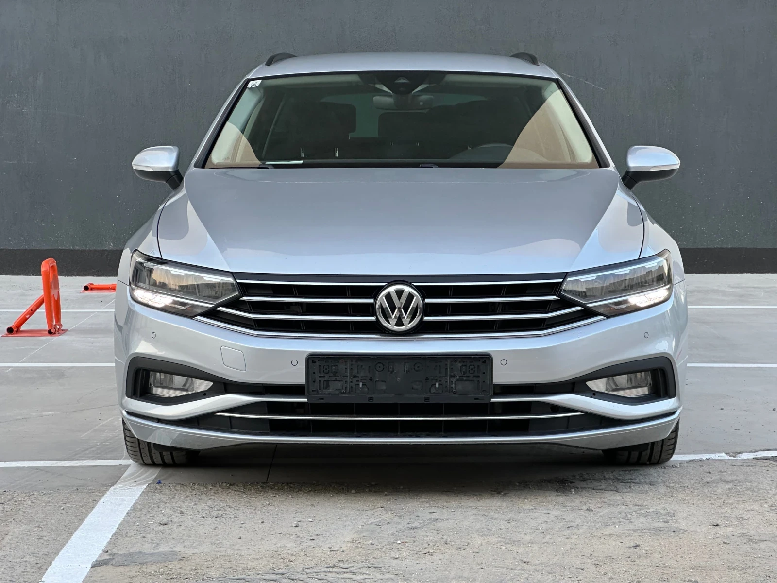 VW Passat 2.0 TDI | Facelift | Distronic| CarPlay | DSG, снимка 2 - Автомобили и джипове - 56023722