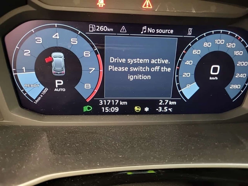 Audi Q3 * KOMFORT * PANO * KEYLESS * ПОДГРЕВИ * CARFAX, снимка 10 - Автомобили и джипове - 53563235