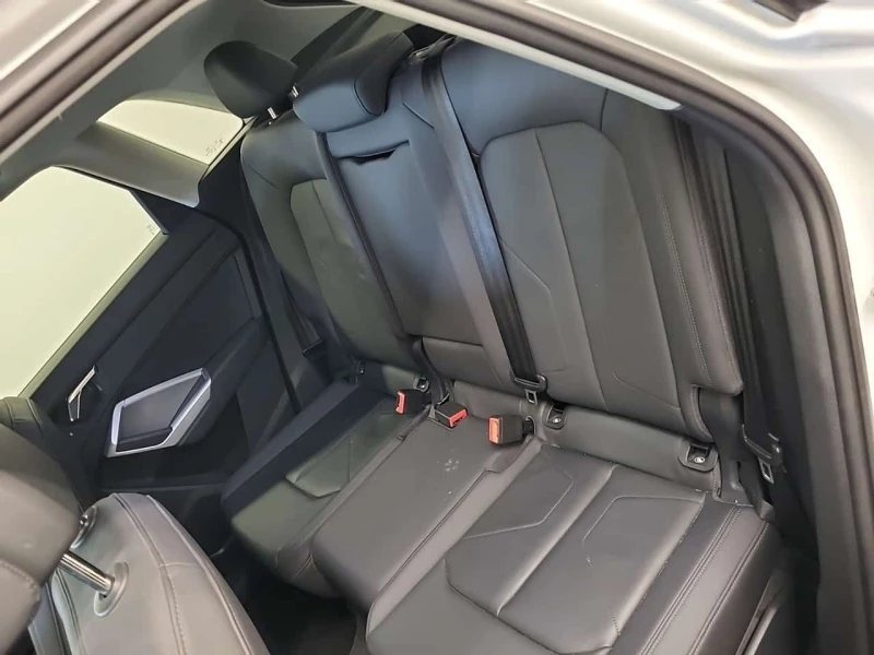 Audi Q3 * KOMFORT * PANO * KEYLESS * ПОДГРЕВИ * CARFAX, снимка 12 - Автомобили и джипове - 53563235