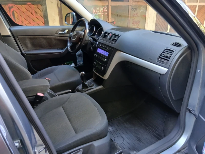 Skoda Yeti 1.2 Tsi, снимка 16 - Автомобили и джипове - 53582135