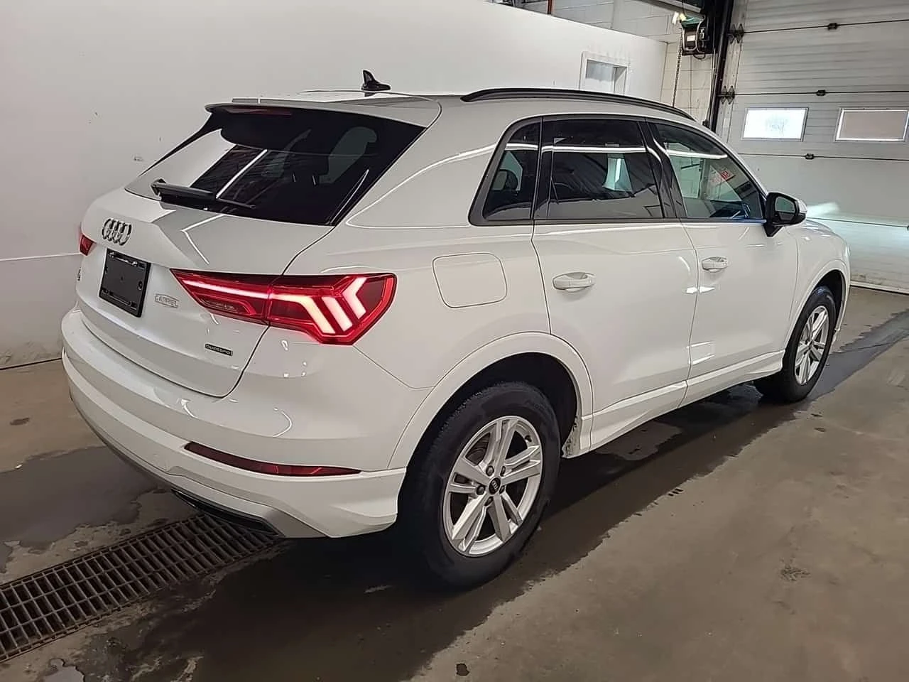 Audi Q3 * KOMFORT * PANO * KEYLESS * ПОДГРЕВИ * CARFAX - изображение 3