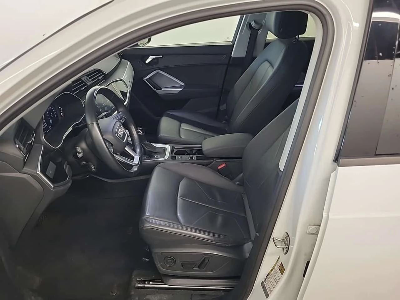 Audi Q3 * KOMFORT * PANO * KEYLESS * ПОДГРЕВИ * CARFAX - изображение 5