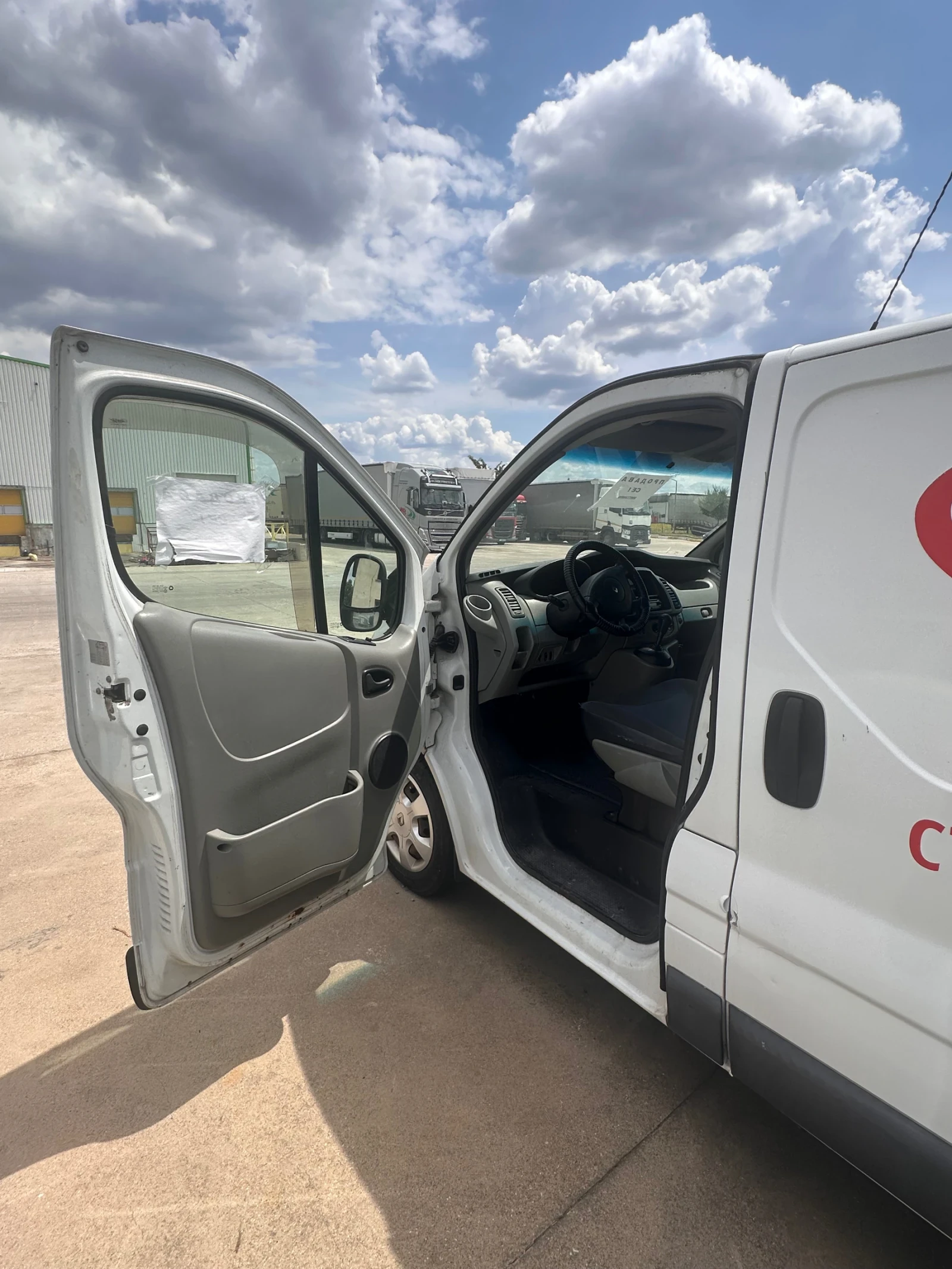 Renault Trafic 2.5 dci, снимка 9 - Бусове и автобуси - 56578771