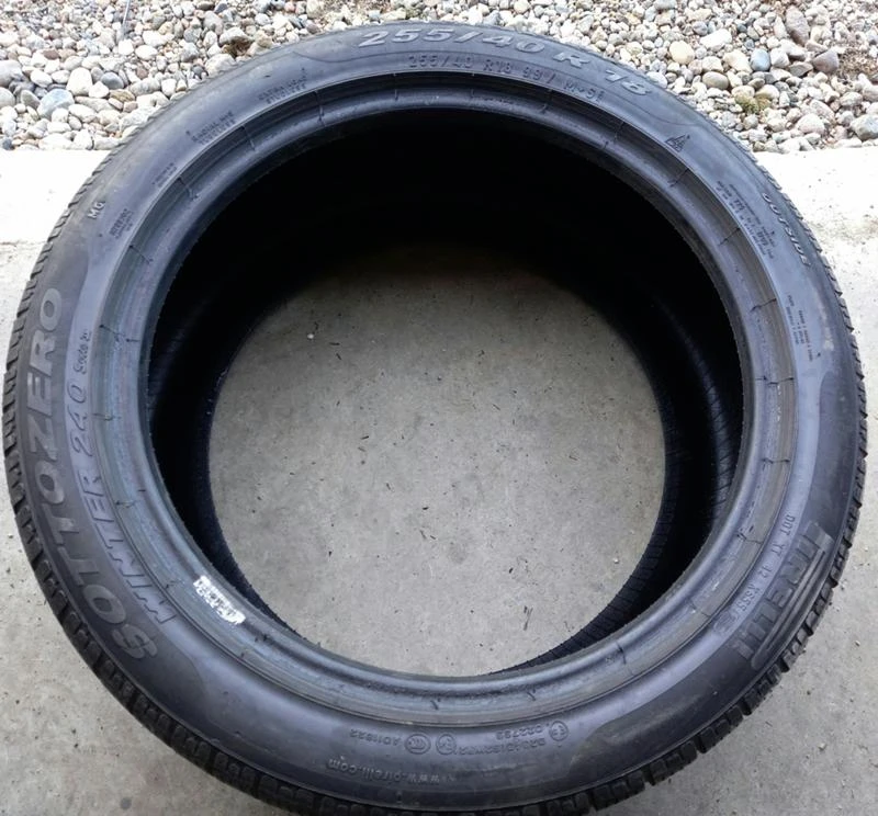 Гуми Зимни 255/40R18, снимка 2 - Гуми и джанти - 31608986