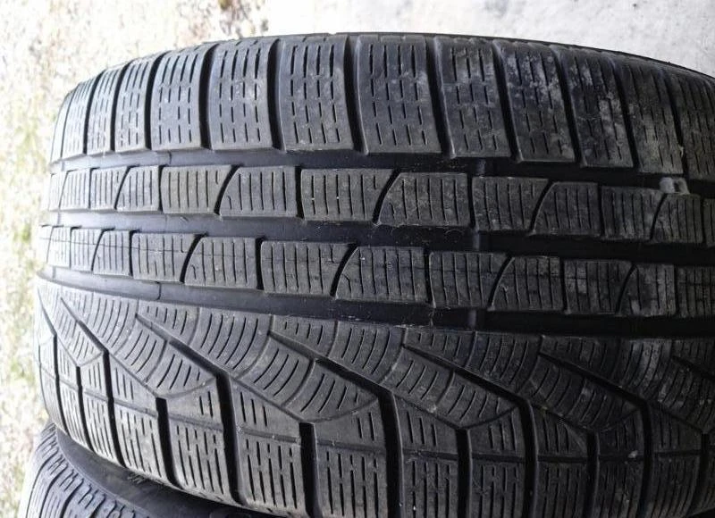 Гуми Зимни 255/40R18, снимка 1 - Гуми и джанти - 31608986