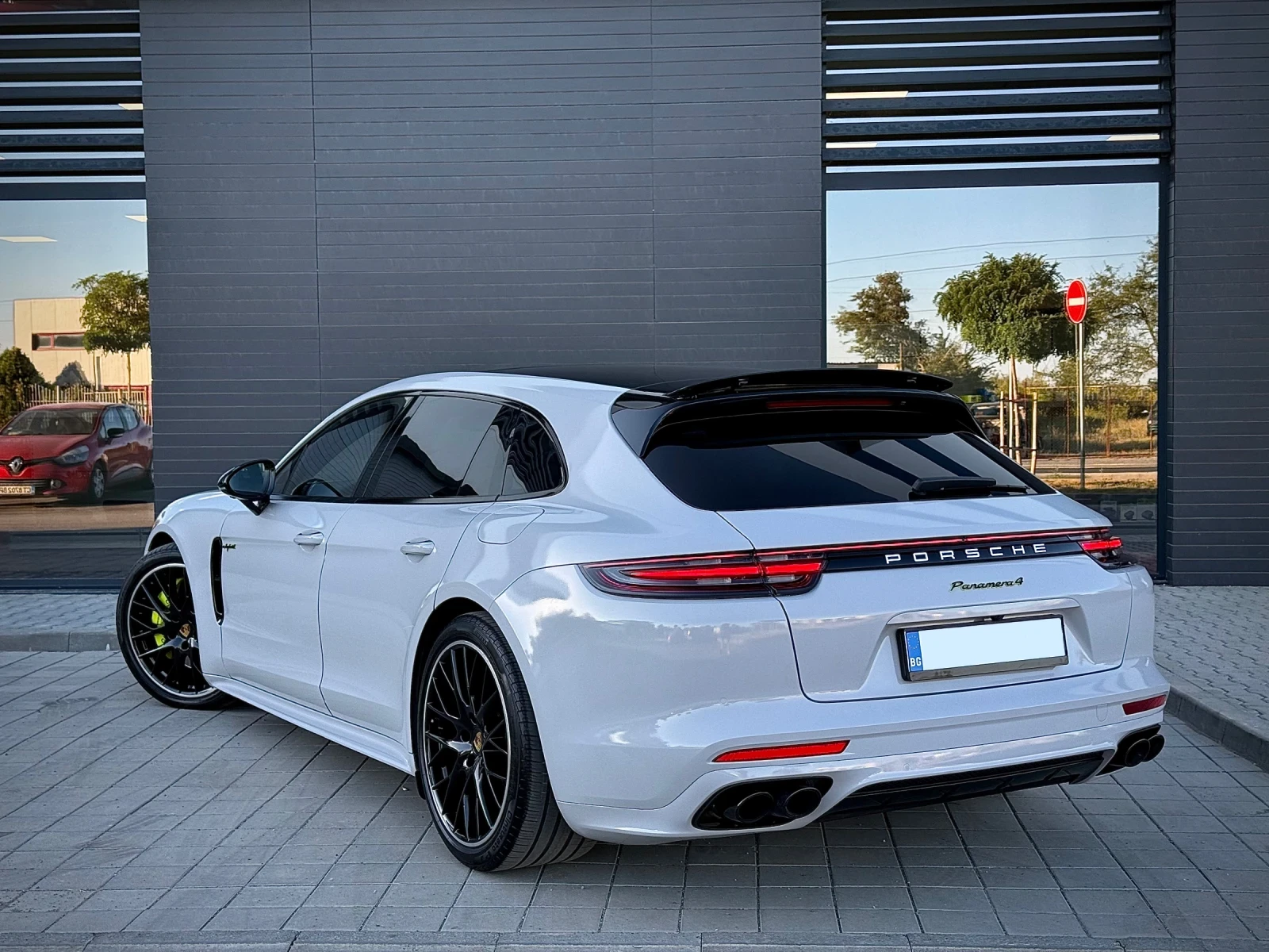 Porsche Panamera 4* E-Hybrid* Bi-Turbo* Sport Turismo* Chrono* FULL, снимка 4 - Автомобили и джипове - 56040328