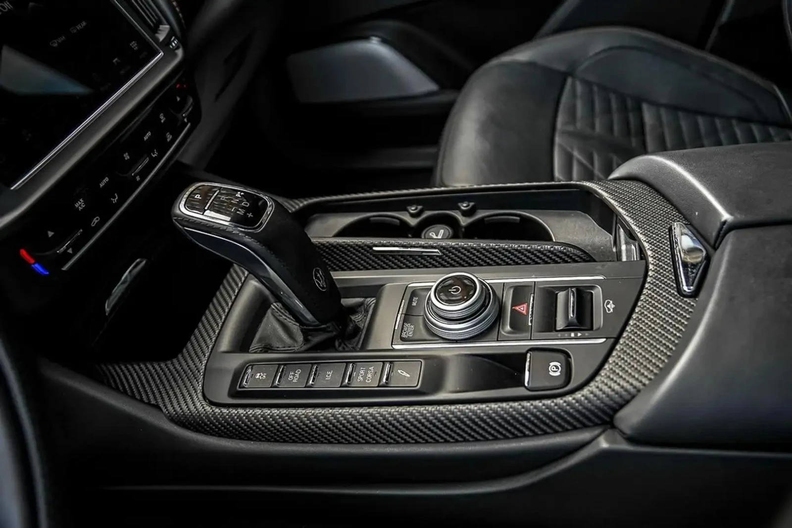 Maserati Levante 3.8 V8 Trofeo* Factory Ferrari Engine* CarbonPack, снимка 6 - Автомобили и джипове - 56004740