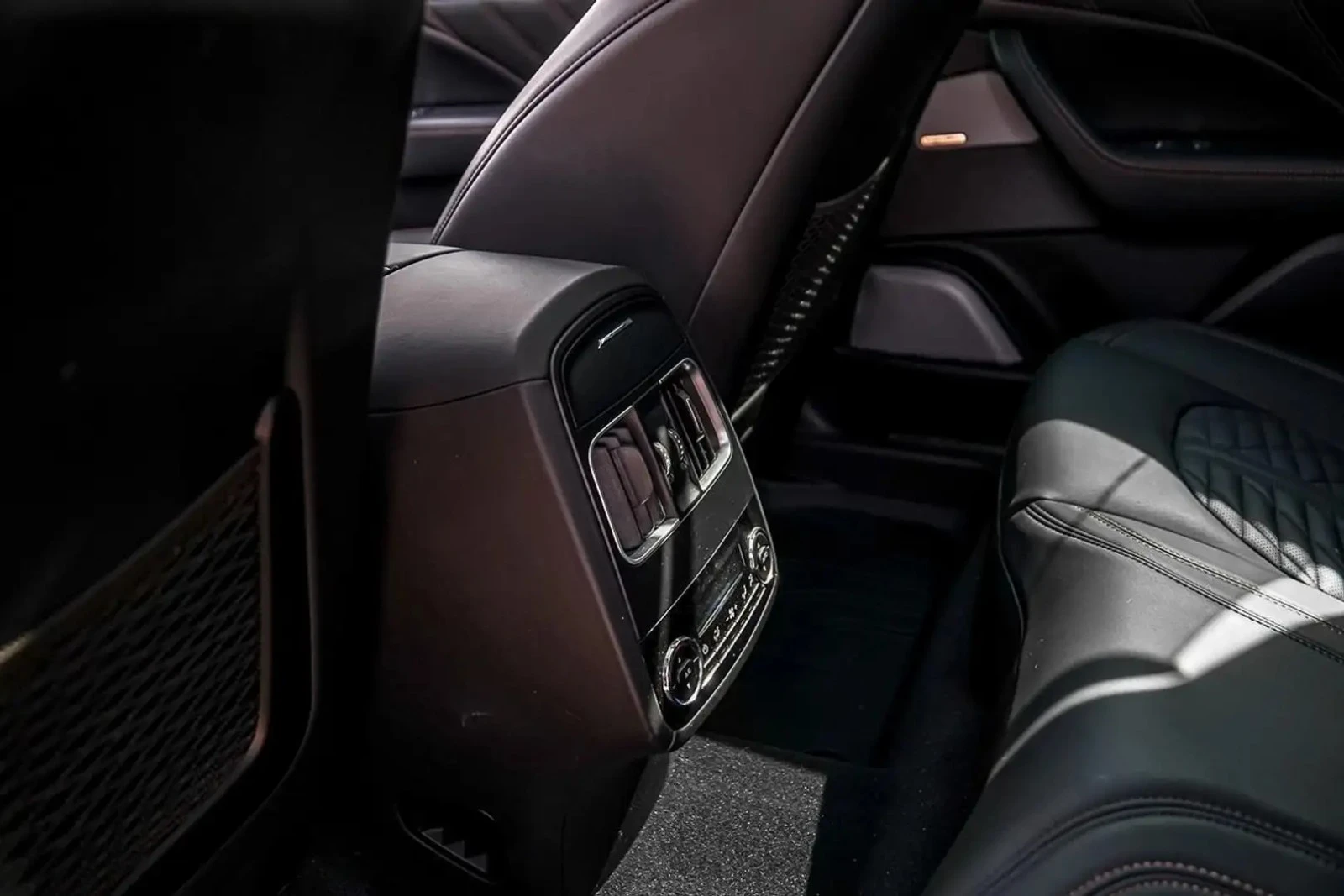 Maserati Levante 3.8 V8 Trofeo* Factory Ferrari Engine* CarbonPack, снимка 12 - Автомобили и джипове - 56004740