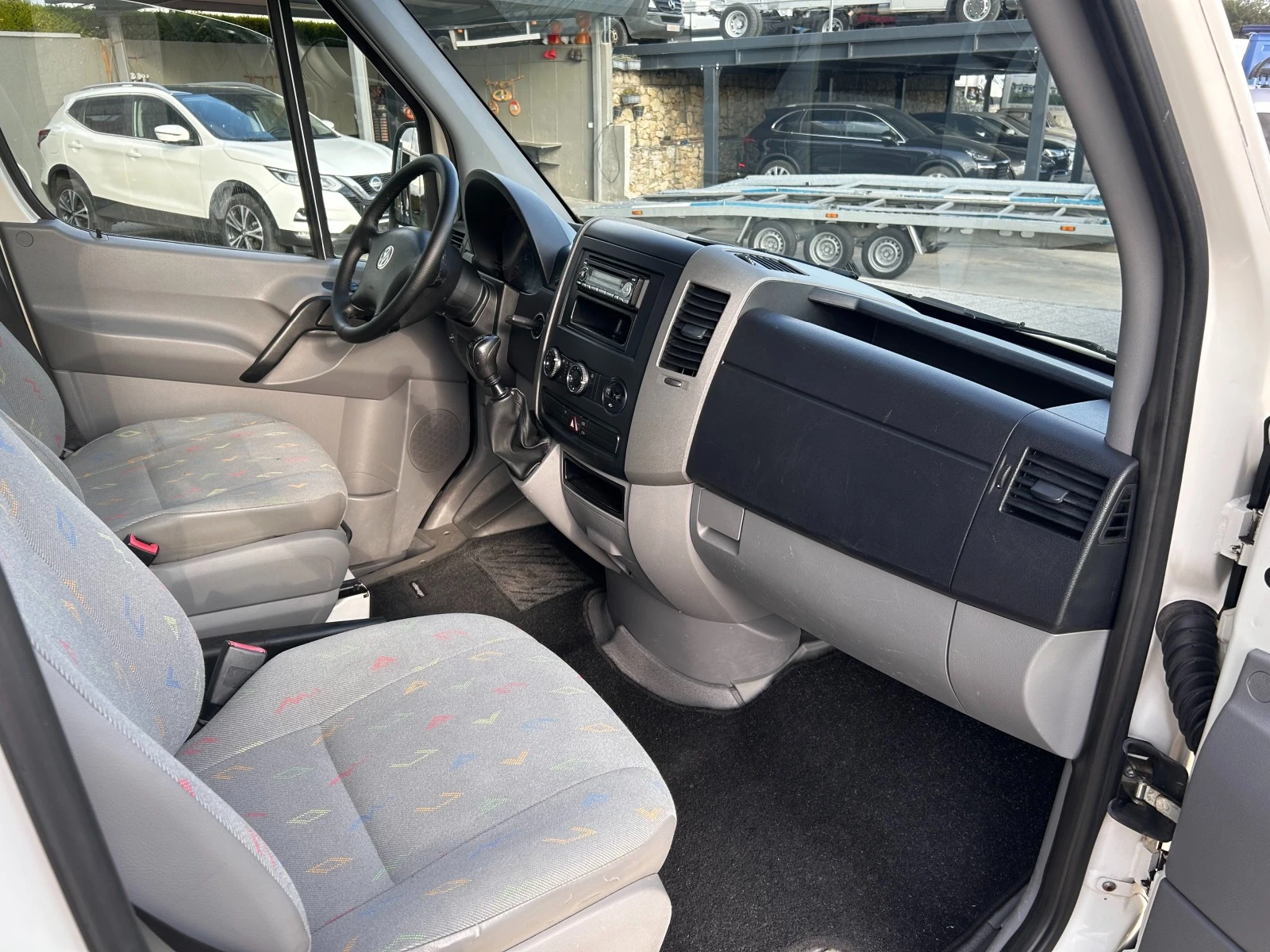 VW Crafter 2.5TDI L2H1 Клима 6-местен - изображение 7