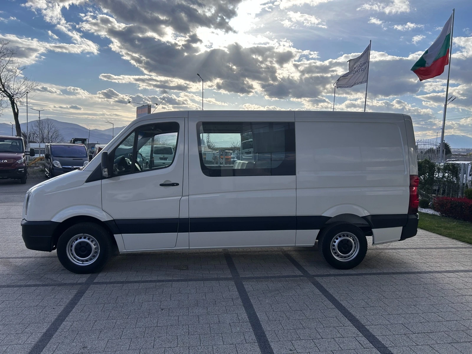 VW Crafter 2.5TDI L2H1 Клима 6-местен - изображение 3