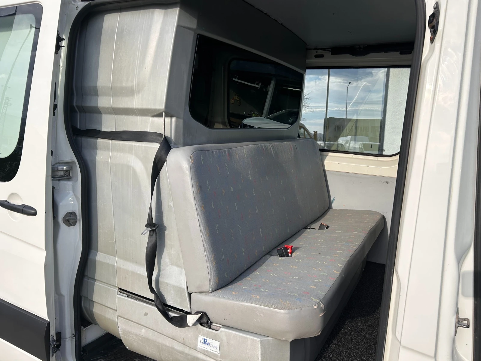 VW Crafter 2.5TDI L2H1 Клима 6-местен - изображение 9