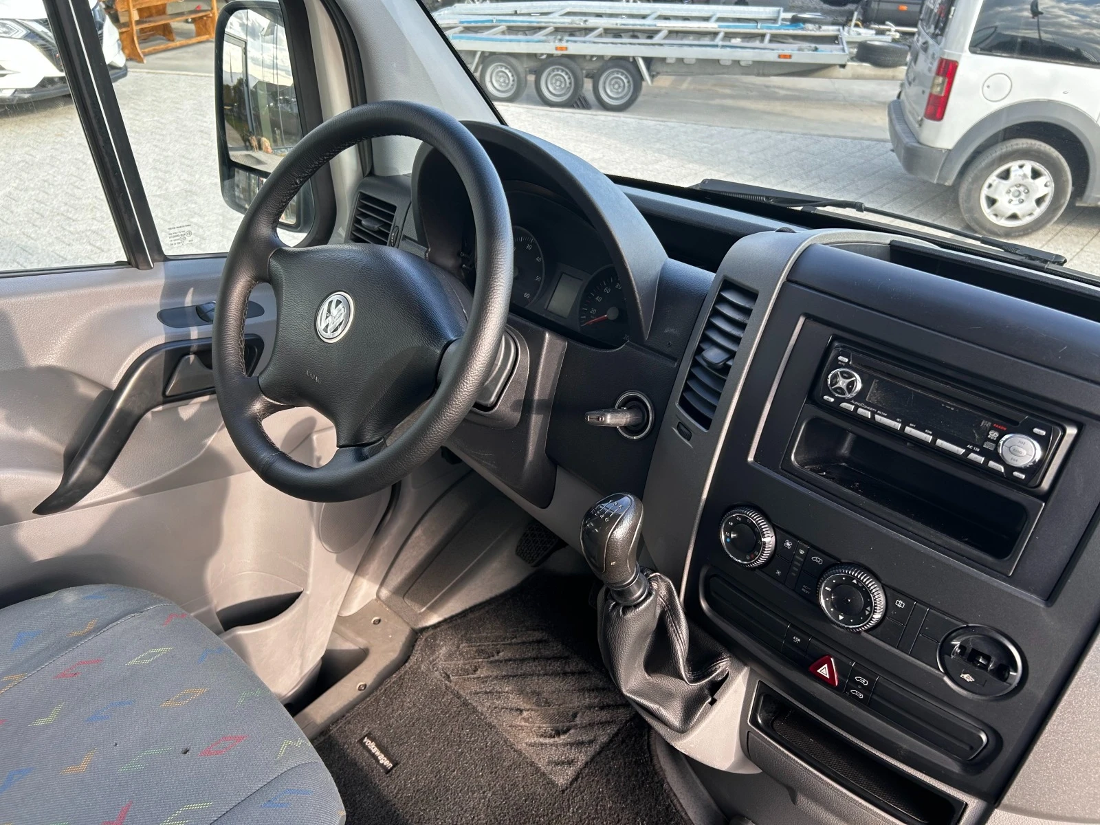 VW Crafter 2.5TDI L2H1 Клима 6-местен - изображение 8