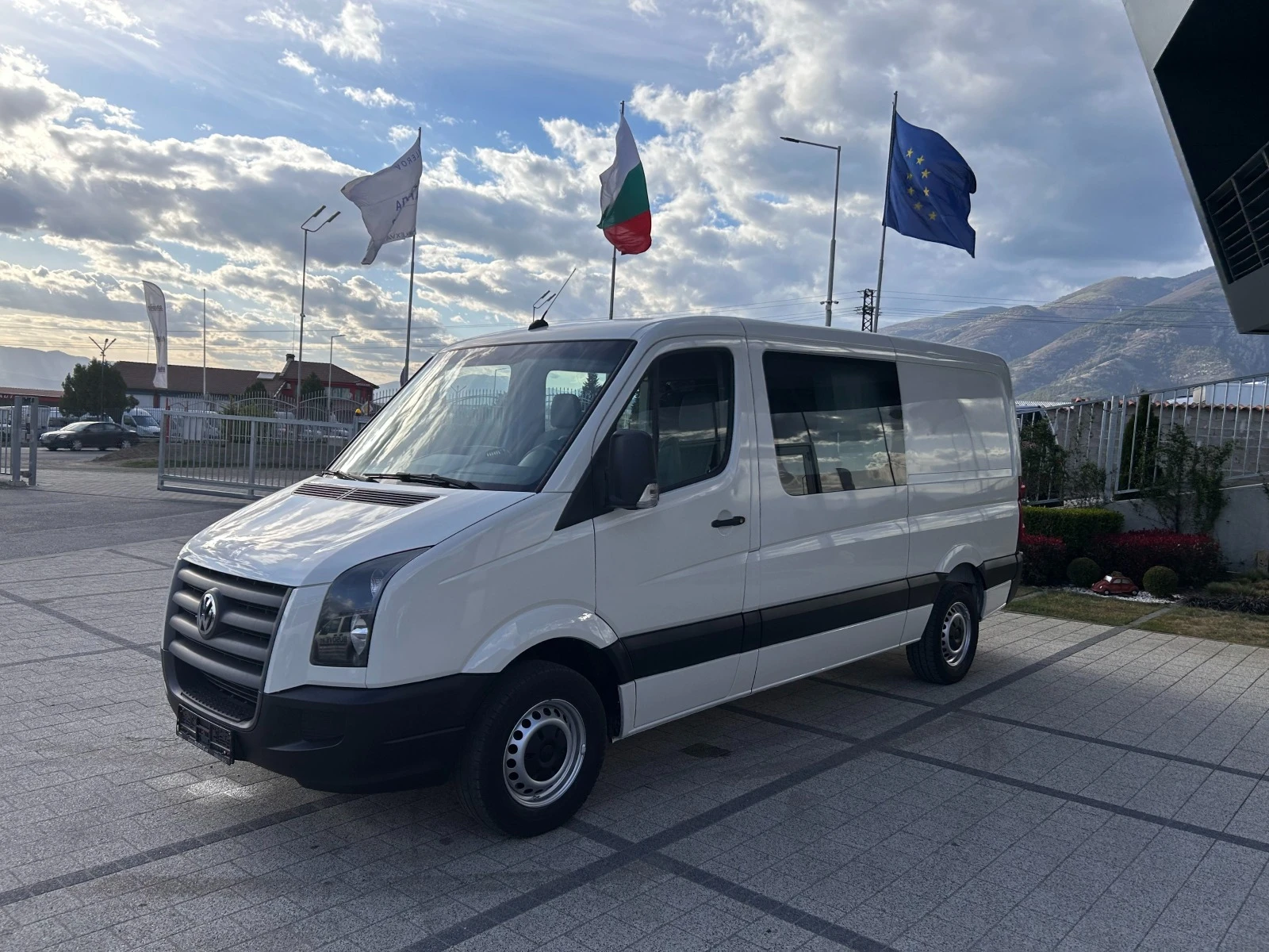 VW Crafter 2.5TDI L2H1 Клима 6-местен - изображение 2