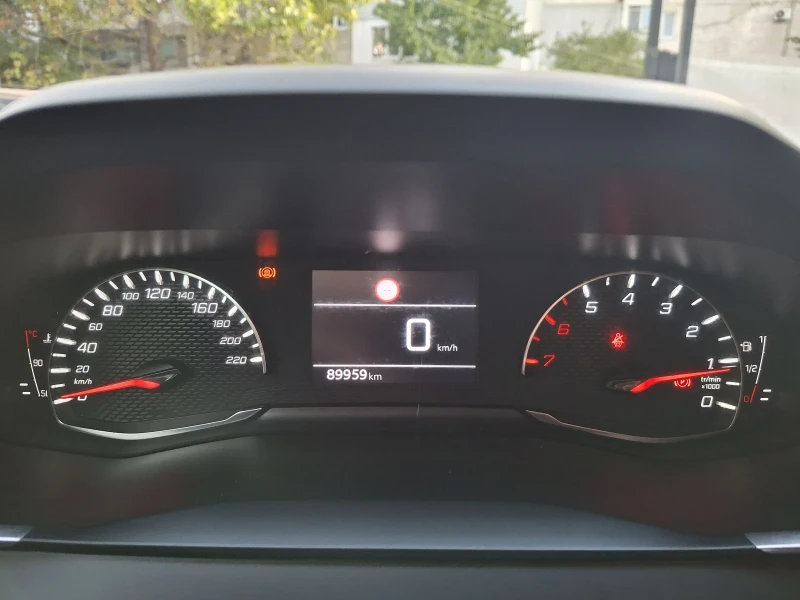 Peugeot 208 1.2 PureTech, снимка 9 - Автомобили и джипове - 52131146