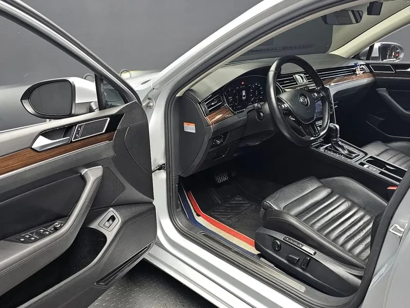 VW Passat 2.0 TDI PREMIUM, снимка 10 - Автомобили и джипове - 55298629
