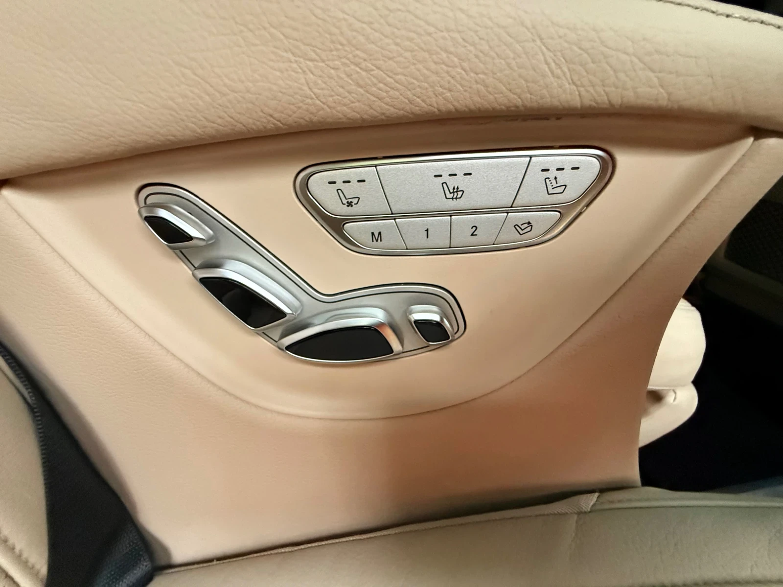 Mercedes-Benz V 300 4Matic/Long/AMG/Burmaster/360/Panorama, снимка 13 - Автомобили и джипове - 53918012