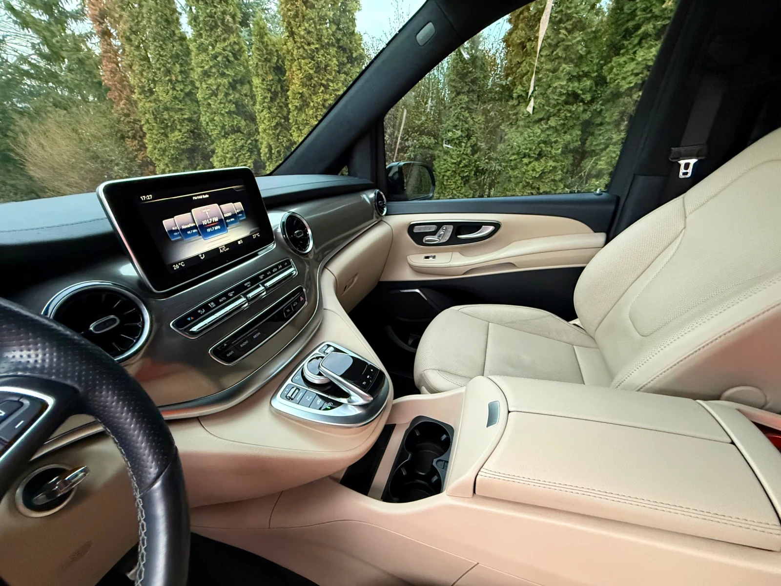 Mercedes-Benz V 300 4Matic/Long/AMG/Burmaster/360/Panorama, снимка 9 - Автомобили и джипове - 53918012