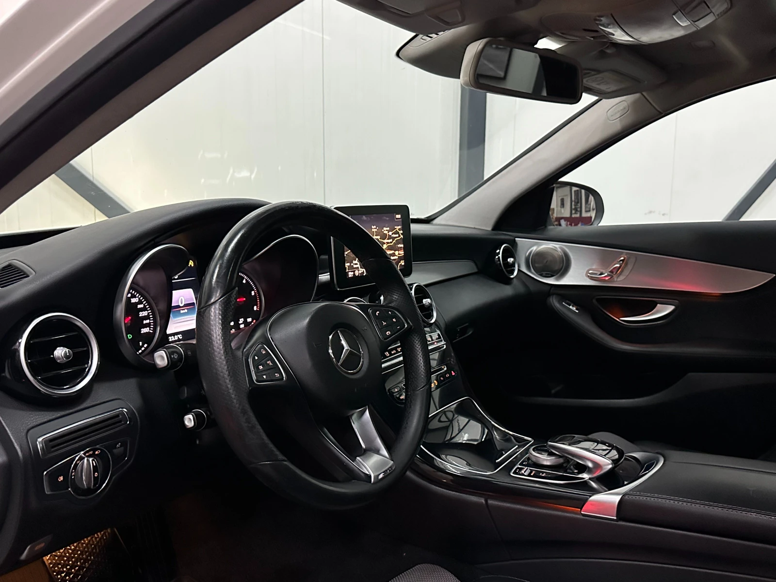 Mercedes-Benz C 220 * AMG LINE * САМОПАРКИРАНЕ* ШИБЕДАХ* , снимка 10 - Автомобили и джипове - 54290479