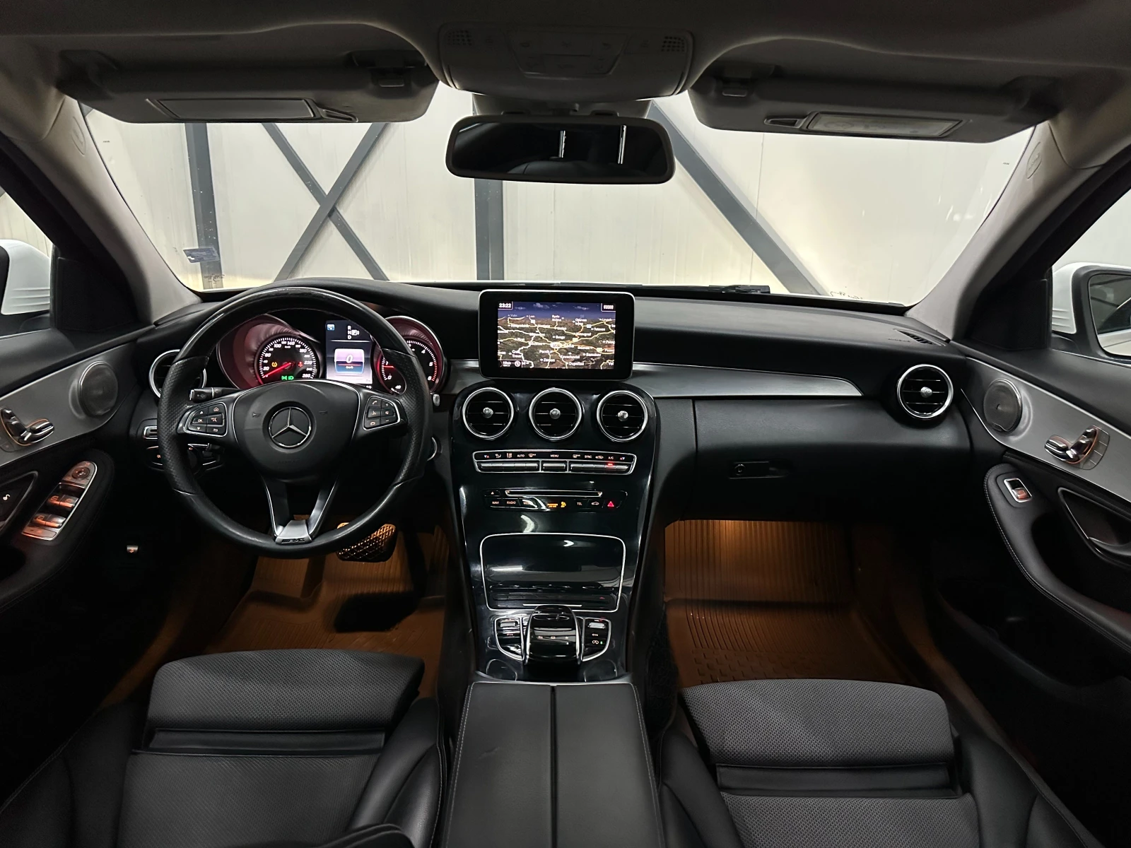 Mercedes-Benz C 220 * AMG LINE * САМОПАРКИРАНЕ* ШИБЕДАХ* , снимка 12 - Автомобили и джипове - 54290479